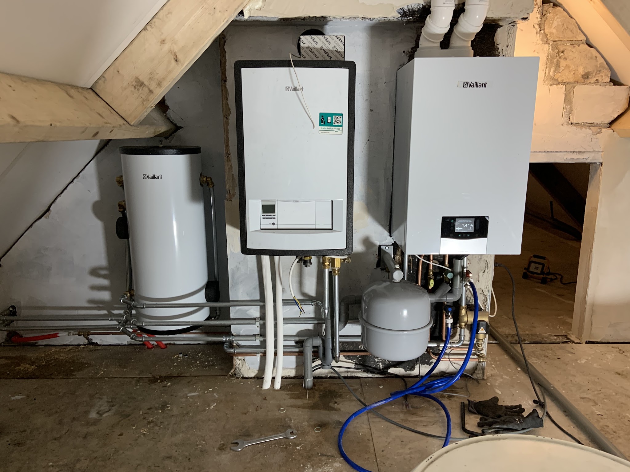 Vaillant installatie op een zolder met boilervat, expansievat en leidingwerk